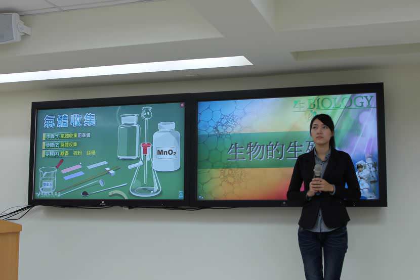 教室照片，兩台65吋觸控式電視(觸控屏)取代傳統黑板